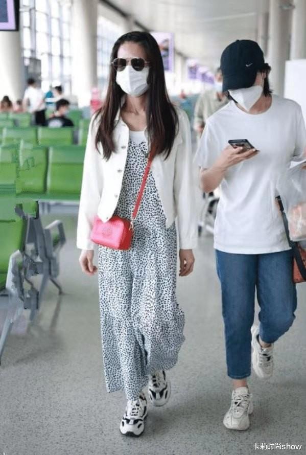 卡莉时尚show|李若彤扮嫩一刻都不停，55岁依旧敢穿小短裤，走小姑娘路线就服她