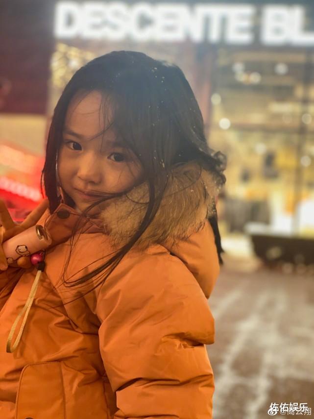高云翔|高云翔分享与女儿玩雪日常，蹲身玩闹显父爱，小酒窝漂亮淘气