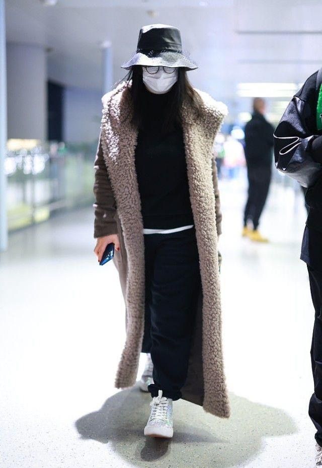 穿衣搭配|李湘难得变节俭，穿掉毛的大衣配“起球”卫衣出门，裤子也皱巴巴