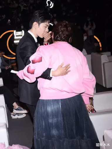 肖战|肖战《青游记》片段曝光，节目中疑遭刁难冷待，唯有贾玲对他友好