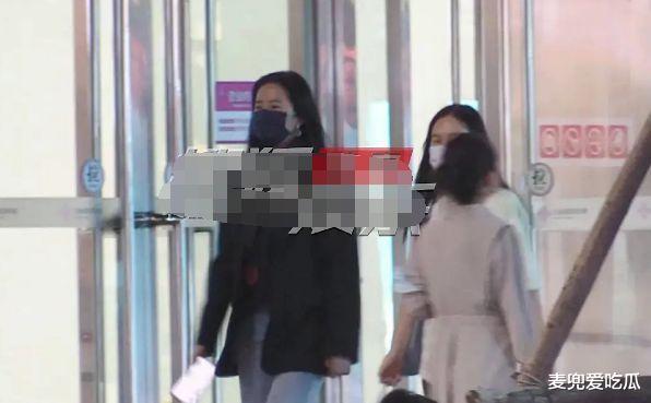 长津湖|刘亦菲与助理逛街被拍？近照被指发福，着装随意接地气