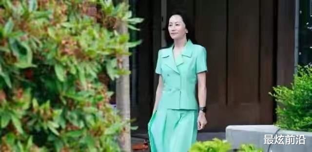 最炫前沿|孟晚舟的气场太强大！一身穿搭造型吸睛又优雅，不愧为豪门千金