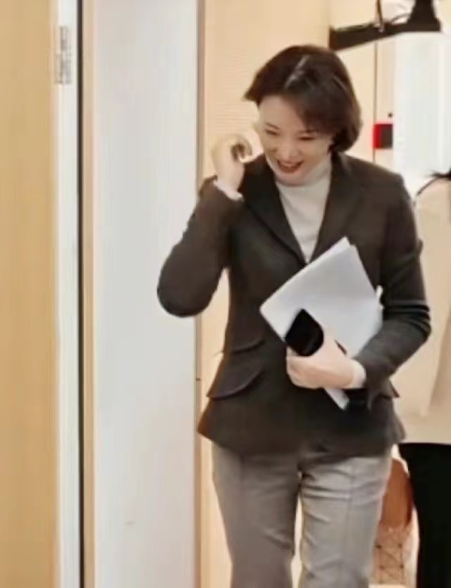西装|48岁董卿吃胖了!呢子西装穿得紧绷显现医美鼓脸,满满女干部气息