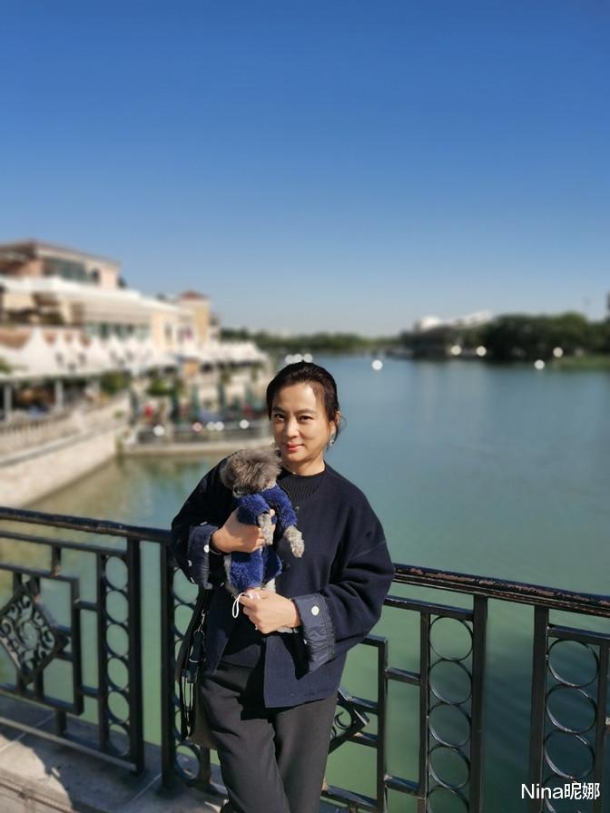 Nina昵娜 58岁李玲玉真是贵族,独自遛狗生活惬意,穿黑棉衣扎丸子头好温柔