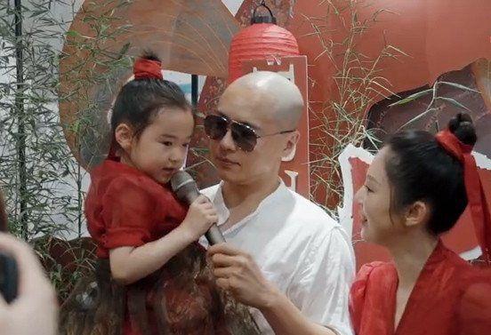 行星秘闻|高云翔一身黑衣现身法院,寸头造型发量显稀疏,自称相信法律公正