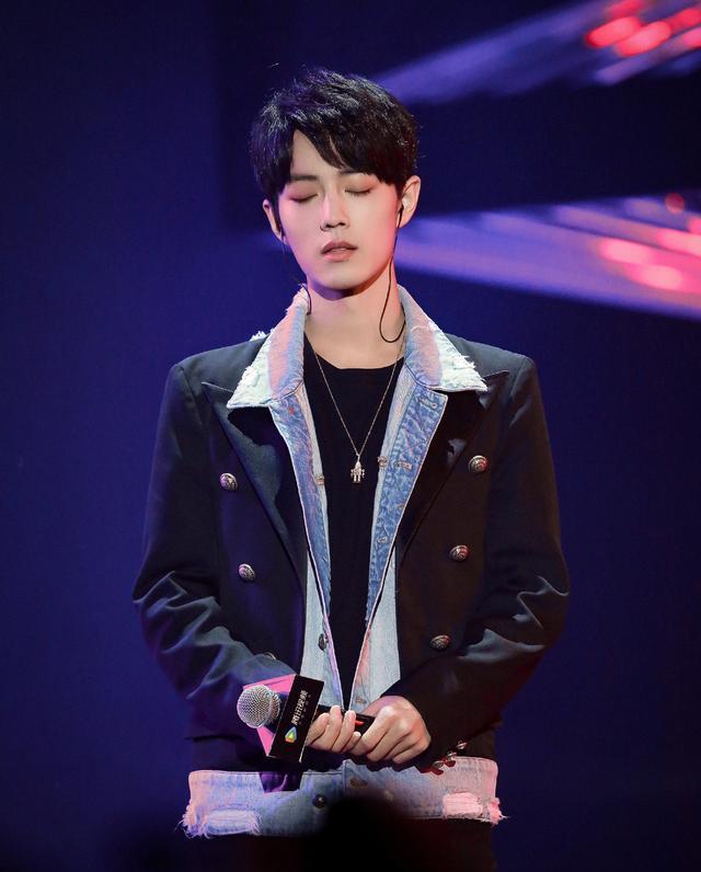 肖战|肖战收获新友谊!知名导演晒出“全明星”合影,肖战也在其中