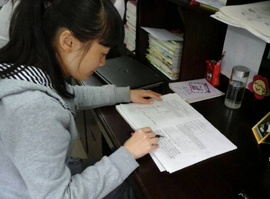 |46岁女老师“内卷”3年，确诊肝癌，化疗2次逝世，医生：内卷真害人