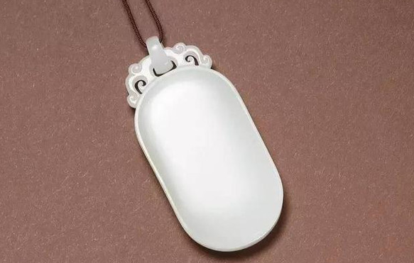 |拥有美好寓意的和田玉无事牌，佩戴可谓百无禁忌，但也要注意清洗