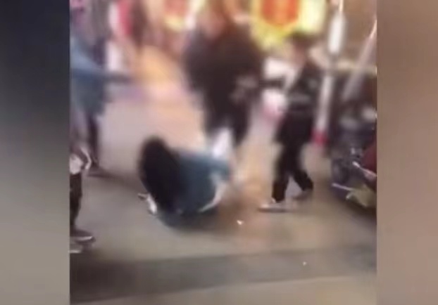 社会热点传播正能量 日照一顾客疑因食物难吃与商户起争执，男商家把女顾客一脚“踹飞”，现场画面曝光