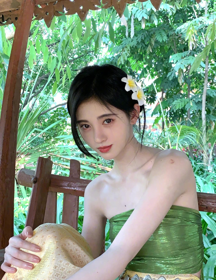 鞠婧祎|鞠婧祎晒身穿傣族服饰美照，清凉穿搭尽显身材，称：提前过过夏天