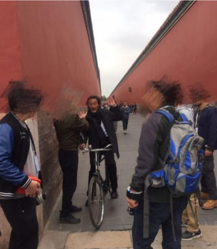 宋慧乔|1983年，梁家辉在故宫留下了一辆自行车，38年过去车子还在