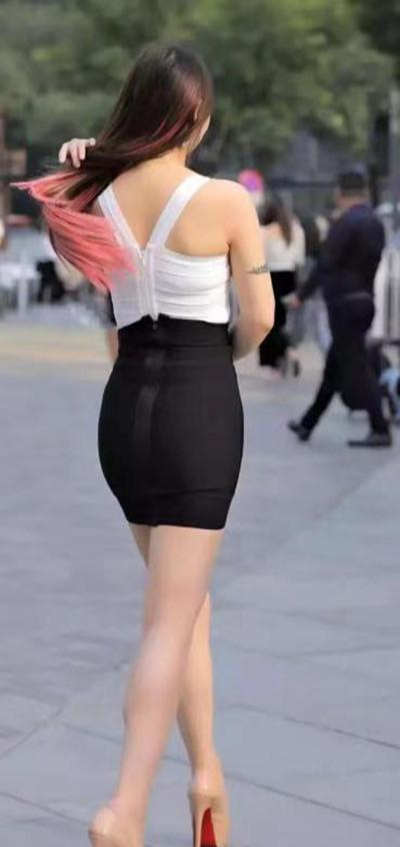 穿衣搭配|微胖女生穿搭别犯难,白色吊带背心搭配包臀裙,藏肉又显瘦