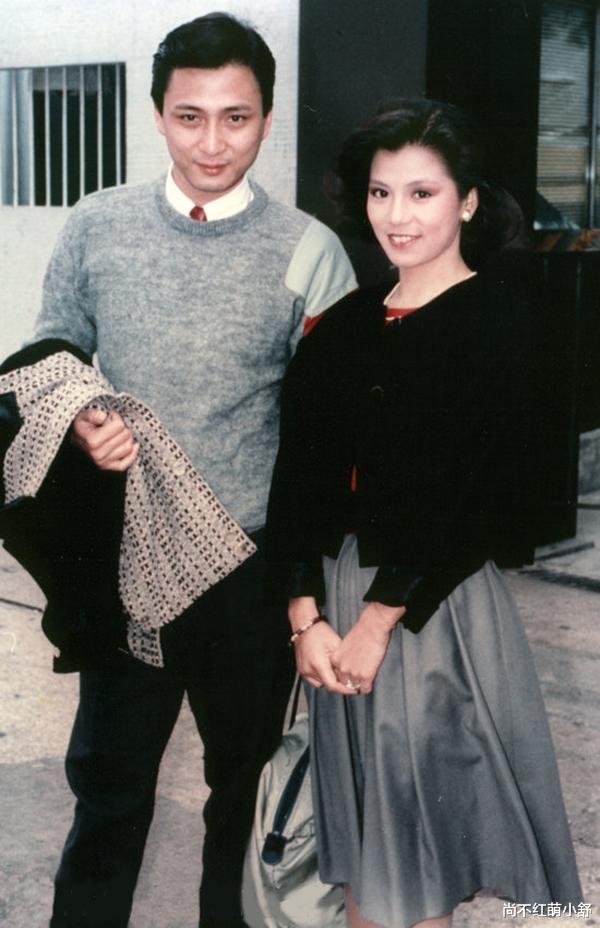 尚不红萌小舒 时尚就是一个圈,翁美玲的造型告诉我们“再过30年,也不如她潮”