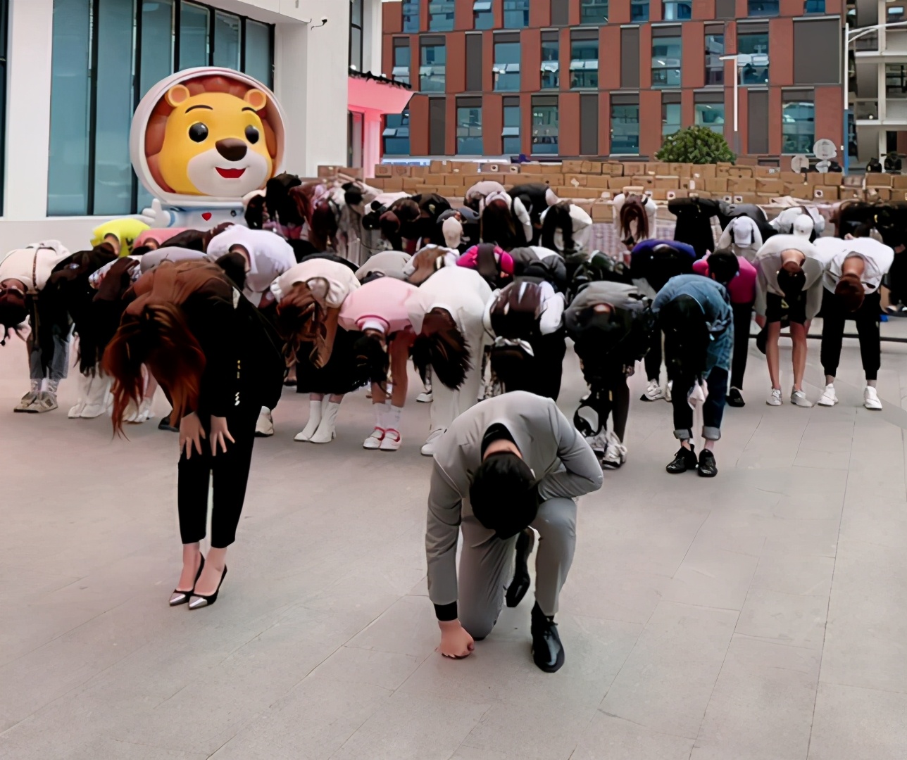 |辛巴嚣张封路,又卖假货狂捞20亿,谁给了他死性不改的勇气?