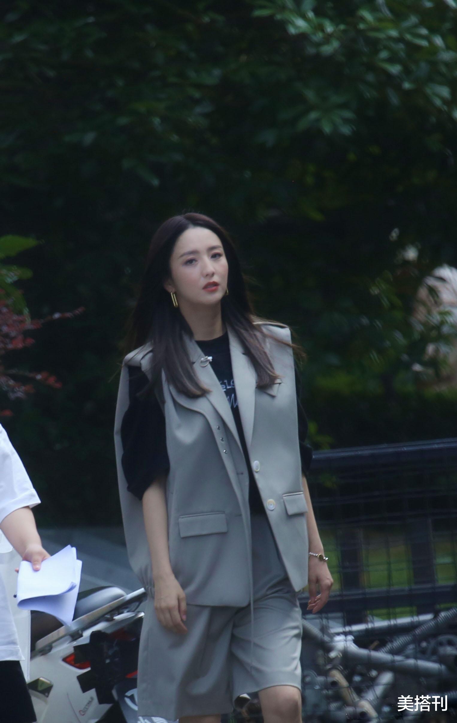 美搭刊|佟丽娅下班生图,穿条纹一字肩上衣脸部浮肿,网友:38岁不年轻了