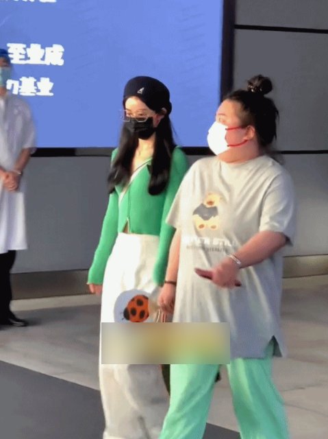 赵丽颖|赵丽颖现身机场,穿毛衣戴眼镜两眼无神,瘦得让人心疼!