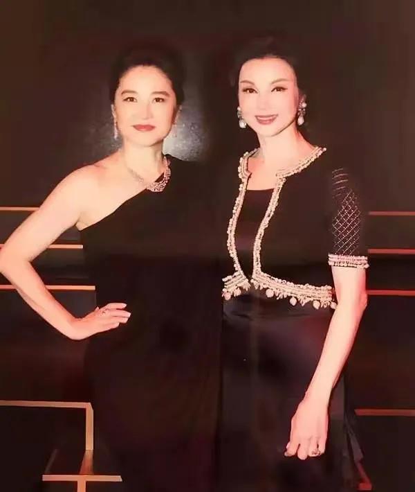 谢玲玲|24岁嫁豪门，老公出轨公婆帮她争4亿赡养费，如今活成自己的豪门