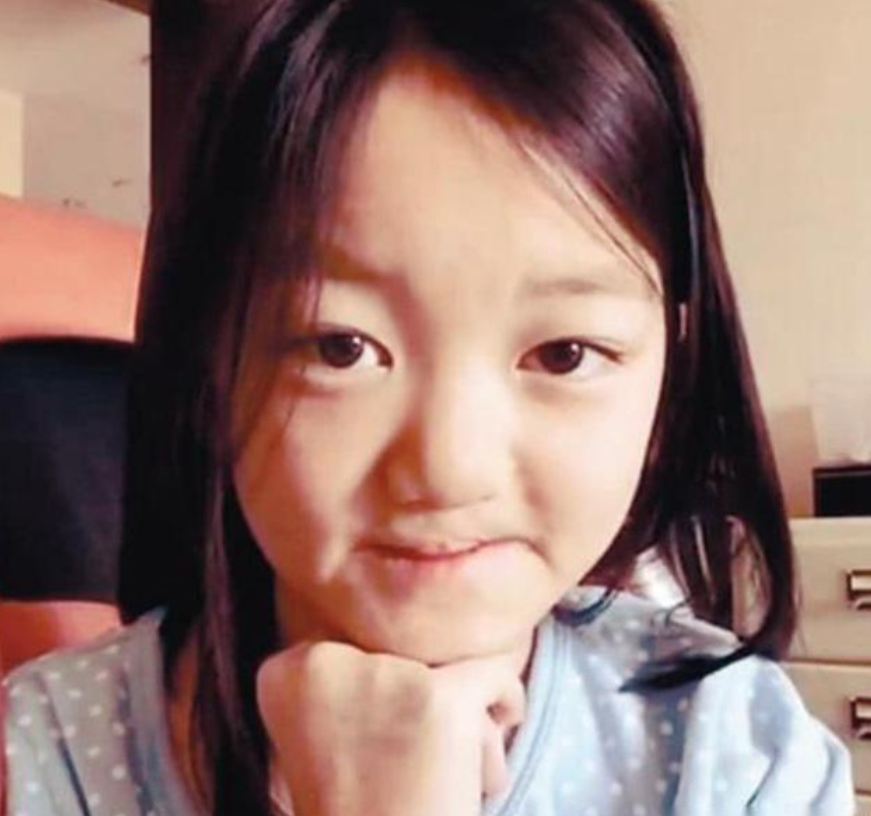 奶果的妈咪 李嫣携奢华闺蜜团三亚度假,连换两套泳装,大秀自拍晒骨感好身材