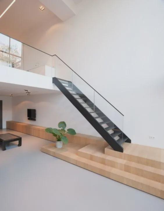 楼梯下方别砌实心墙，改成置物架连着悬空柜，多个储物间啥不能放