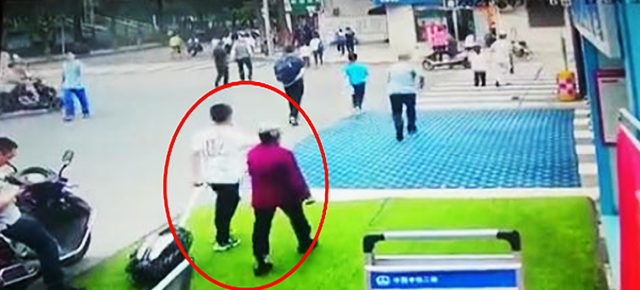 碰瓷 老人故意踩学生行李箱摔骨折遭质疑，老人：谁能证明我是自己摔倒