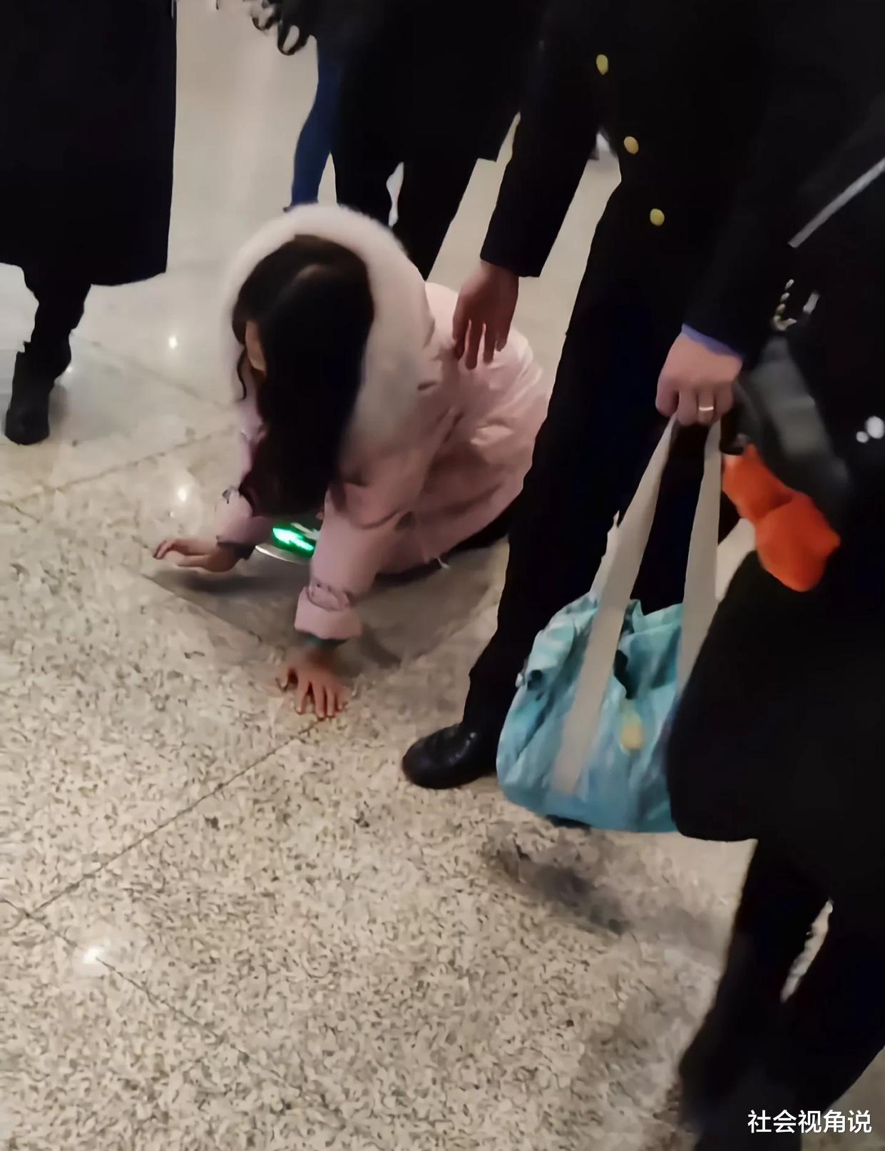 社會視角說 重慶一女子車站爬行拒絕幫助，工作者護送進站，迷惑操作看懵路人