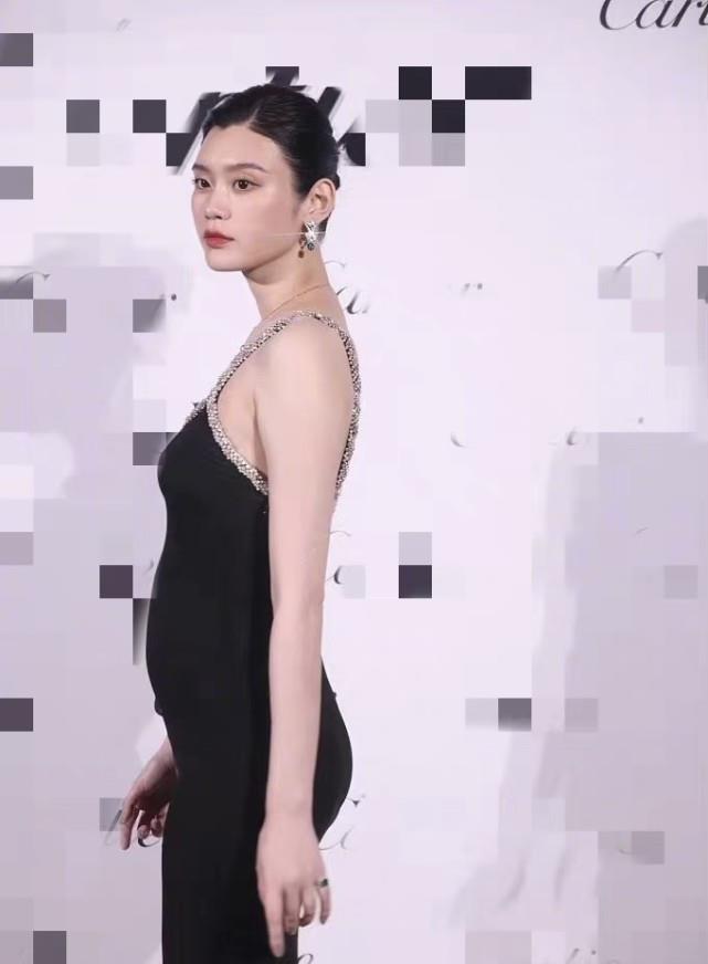 富二代|奚梦瑶怀二胎后现身活动，挺孕肚不再遮掩，嫁豪门后无心再做超模