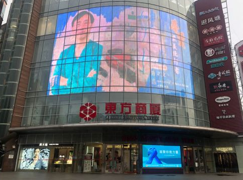 青海新聞聯播 小區將明星廣告換成戍邊英雄照片，網友怒贊：這是最好看的廣告牌