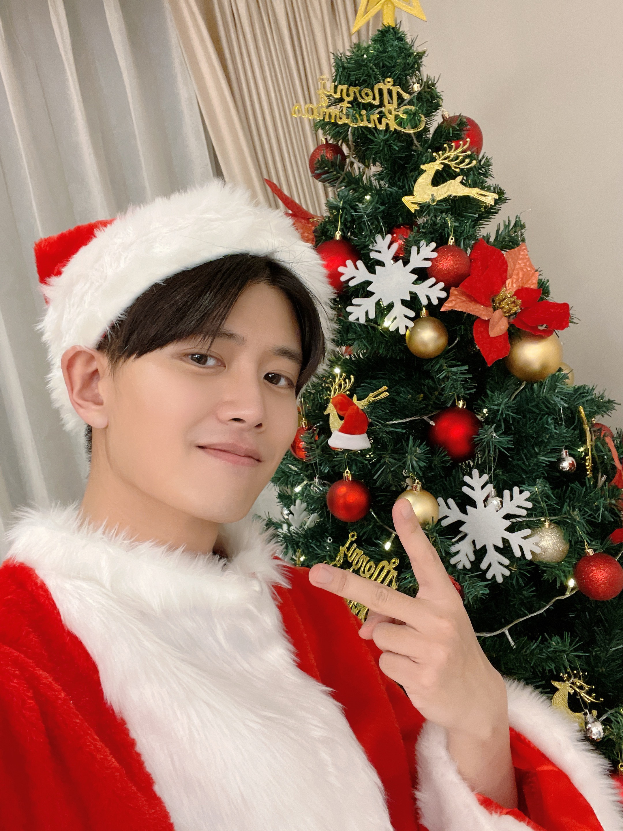 任嘉伦|可爱！任嘉伦在雪地上写了个任字，还晒出特意扮成圣诞老人的样子