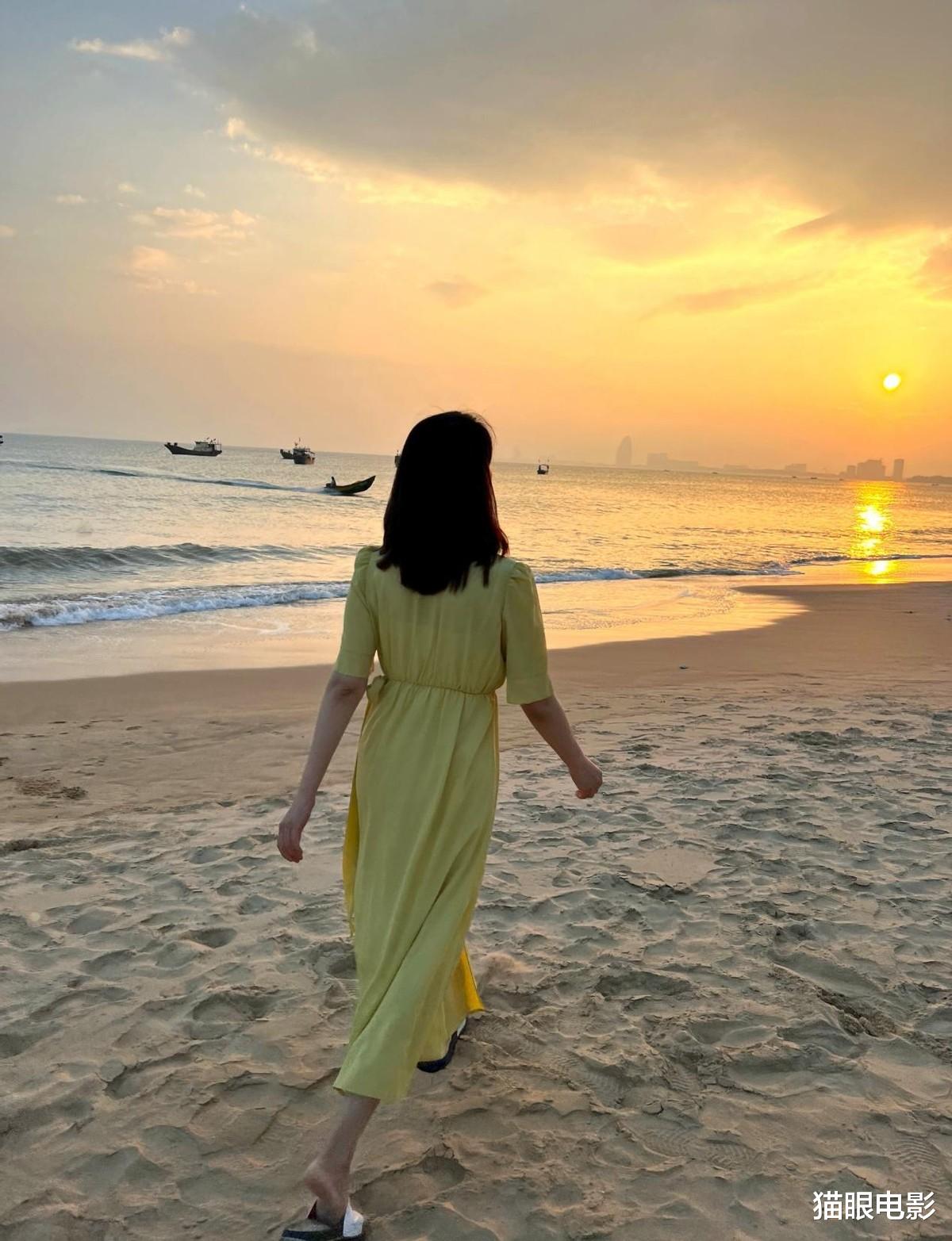 高圆圆|高圆圆赤脚在海边游玩，43岁的她回眸一笑太美，还在沙滩写新剧名