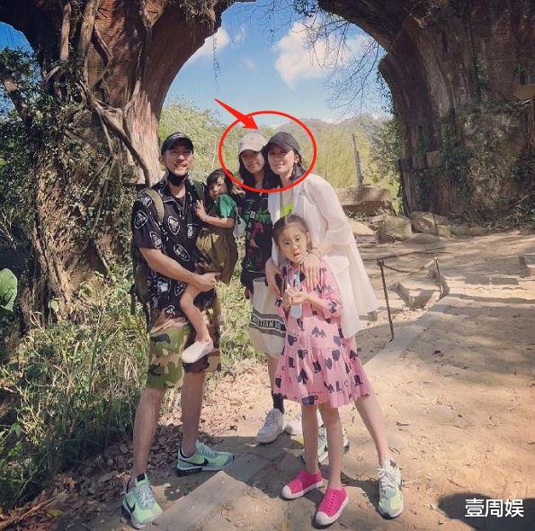 步步惊心|贾静雯一家五口出游,梧桐妹身高出众,修杰楷胡子邋遢显苍老!