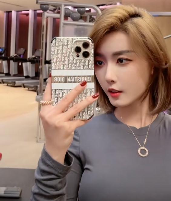 |这是与猴哥合同到期了？终究是痞幼赢了，聂小雨数据极速下滑引热议