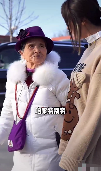 黄圣依|黄圣依婆婆坐豪车回农村！被后辈尊称为太太，老家破旧不堪全是灰