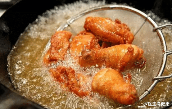 大蒜|常吃大蒜对胃不好?内科医生:无知,不想胃肠“烂掉”,远离2种素食