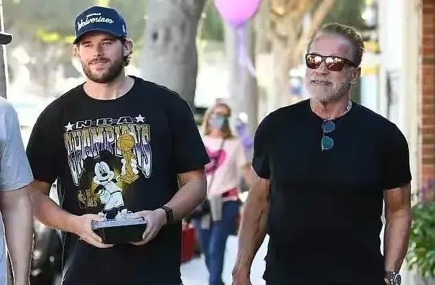 央视|施瓦辛格小儿子只用一年就从超大号胖子变成身材健硕的运动猛男