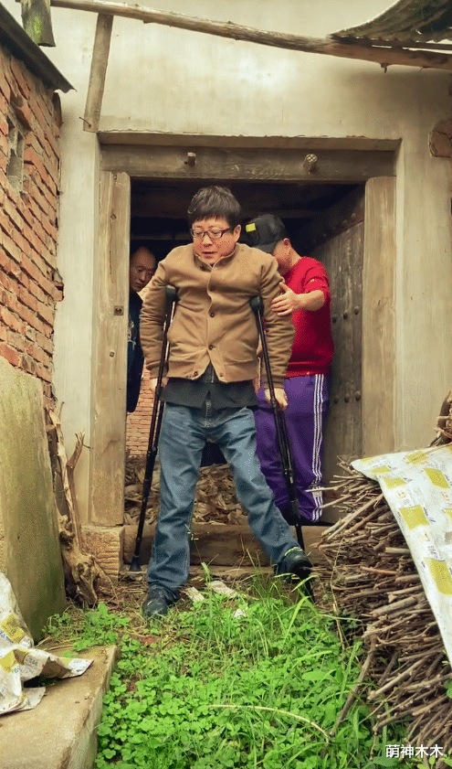 李琛|残疾歌手们的现状：李琛现身农村探望老人，他因太飘逐渐销声匿迹