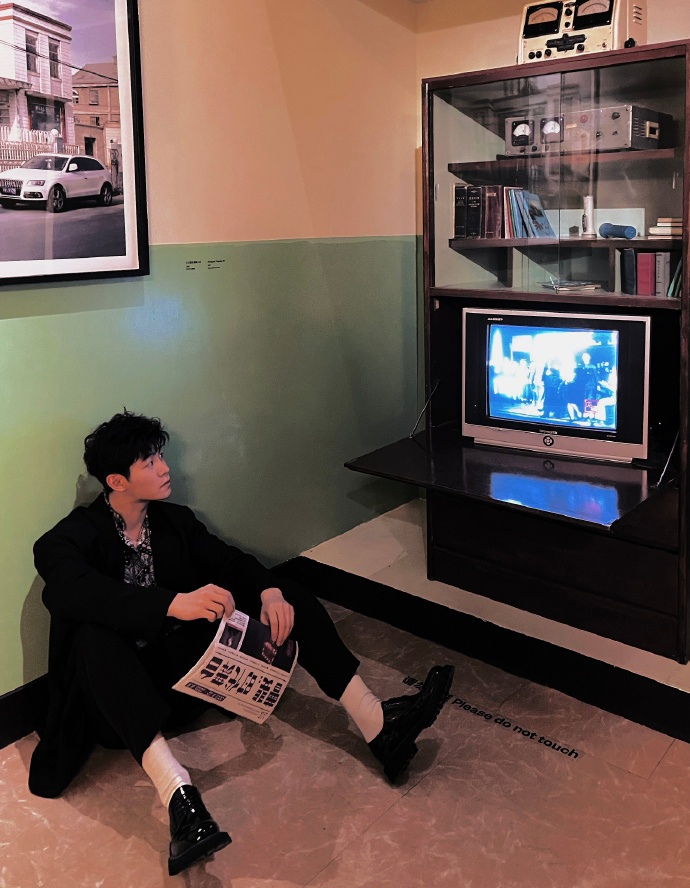 健身达人|是演员也是健身达人,麒麟臂塑造的结实健壮,腹肌线条棱角分明!