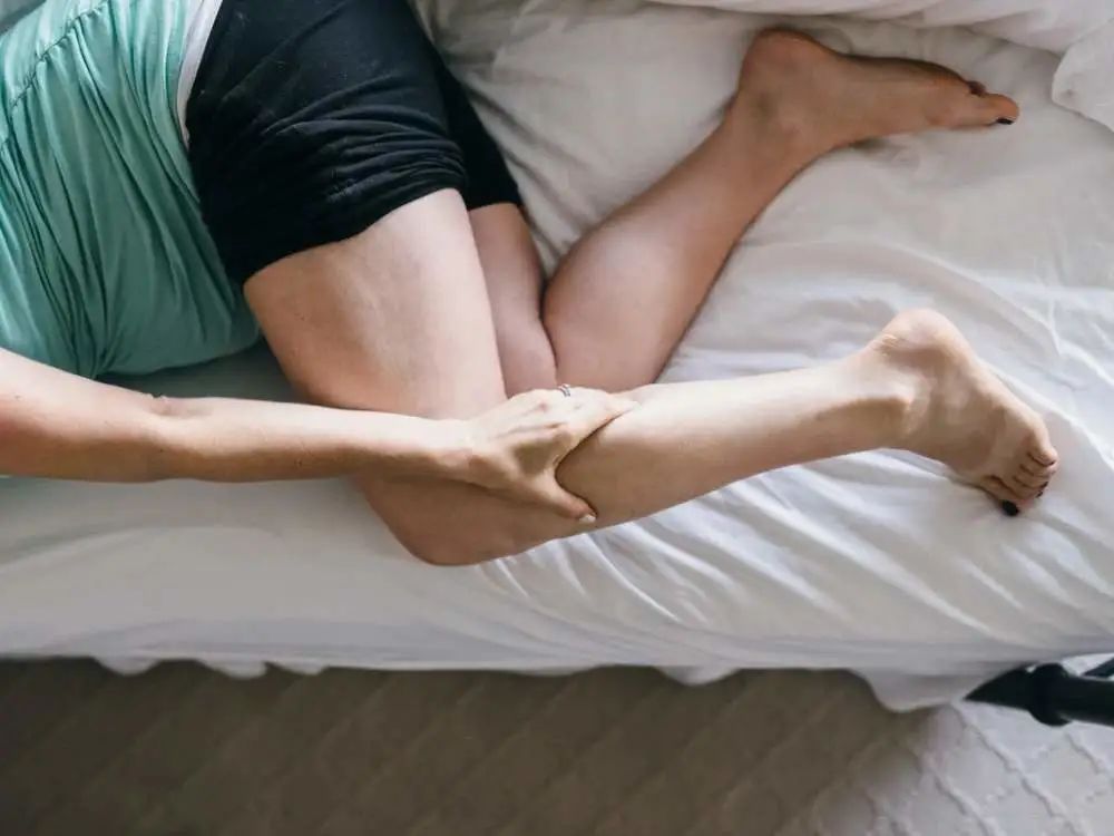 张医生科普|老年人睡觉半夜腿经常抽筋是怎么回事？是缺钙吗？医生：小心这2种病