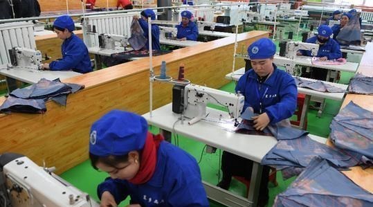 工人|在工厂里面，到底是一线工人比较重要，还是办公室文员比较重要？