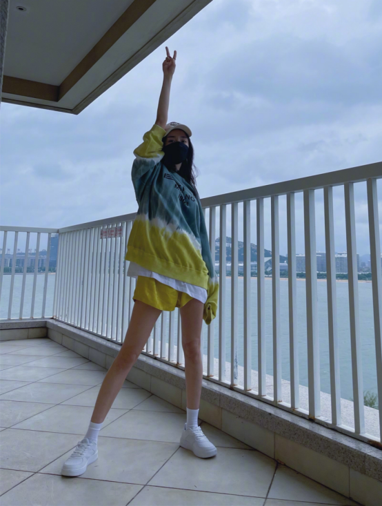 BiuFashion|杨幂在路人镜头下也时尚,牛仔裤配飞袖上衣看展,挑染发色挺抢镜