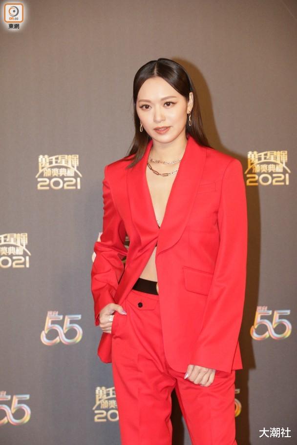 万千星辉2021|《万千星辉2021》艺人们都穿着战衣现身走红地毯，一起来看看吧！