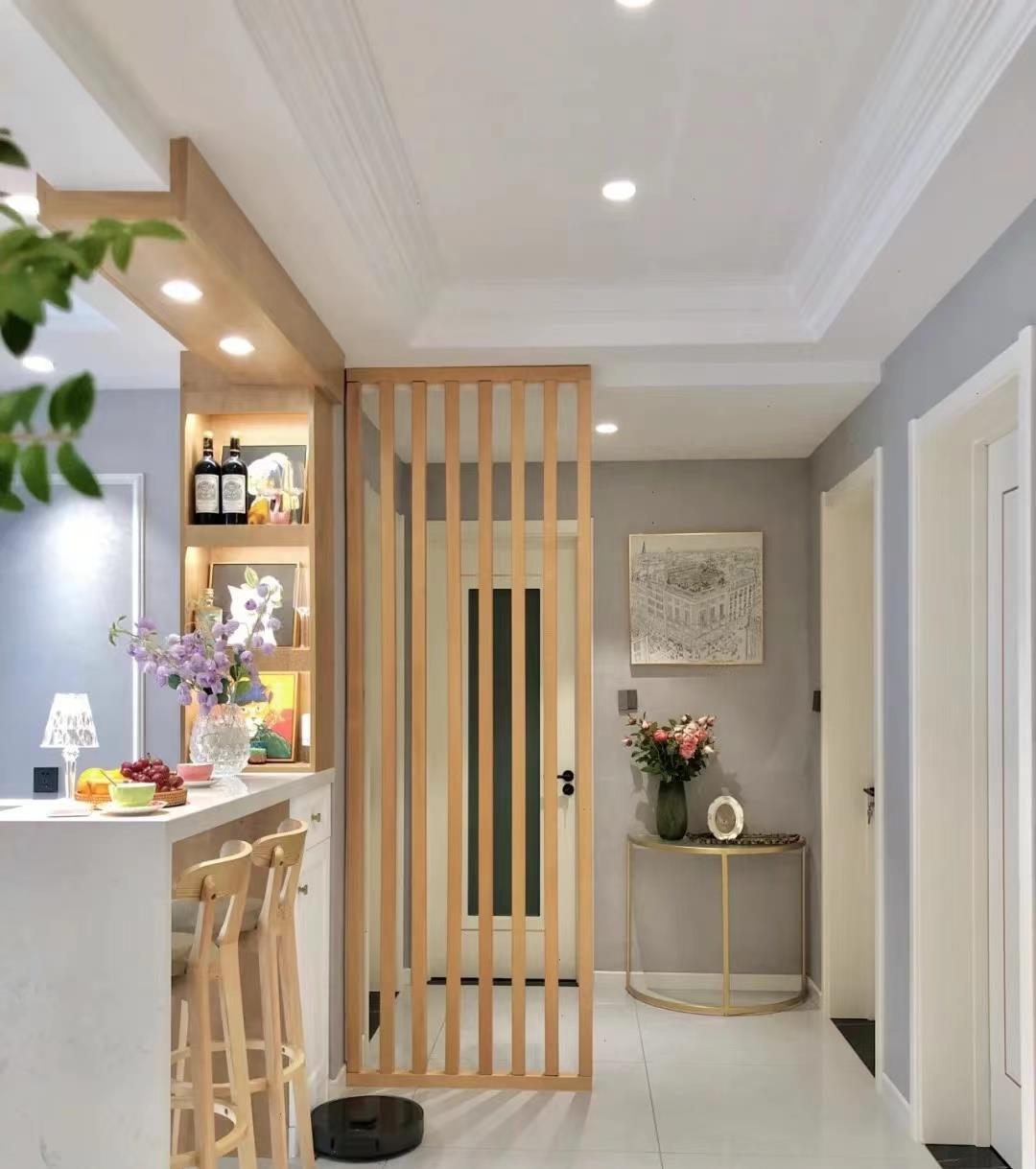 入户冲厕所太尴尬？设计师巧妙设计后，打造出完美玄关，太赞了