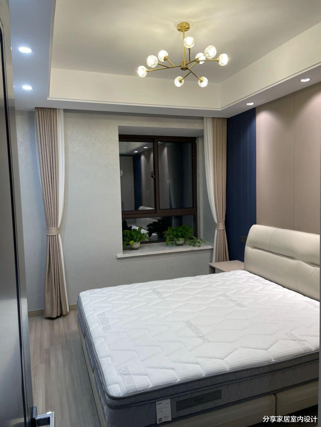 |她家现代简约风格,吊顶贴金属线条,设计悬空电视墙美观又大气!