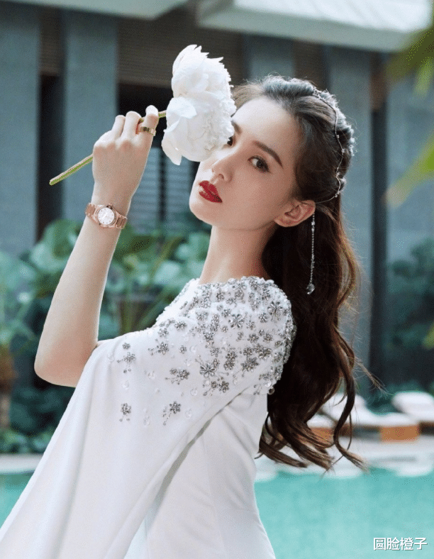 刘诗诗|刘诗诗披风裙成经典,一身纯白大气又温婉,盘正条顺气质太好了