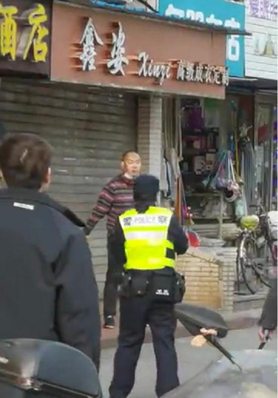 #上海浦东新区# 一街道发生一男子肆意砍人的恶性伤人事情!