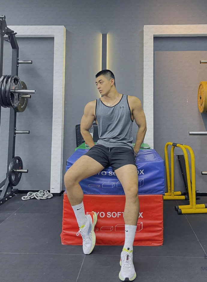 健身圈一哥|谁说成都没硬汉，胸肌发达麒麟臂健壮，1998年出生的他荷尔蒙爆棚！