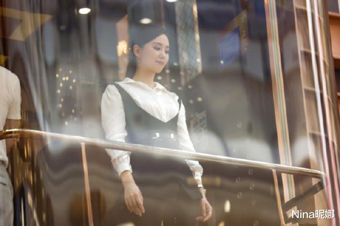 Nina昵娜|刘诗诗下电梯真绝了，背带衣叠穿衬衫似总裁视察，生完孩脱胎换骨