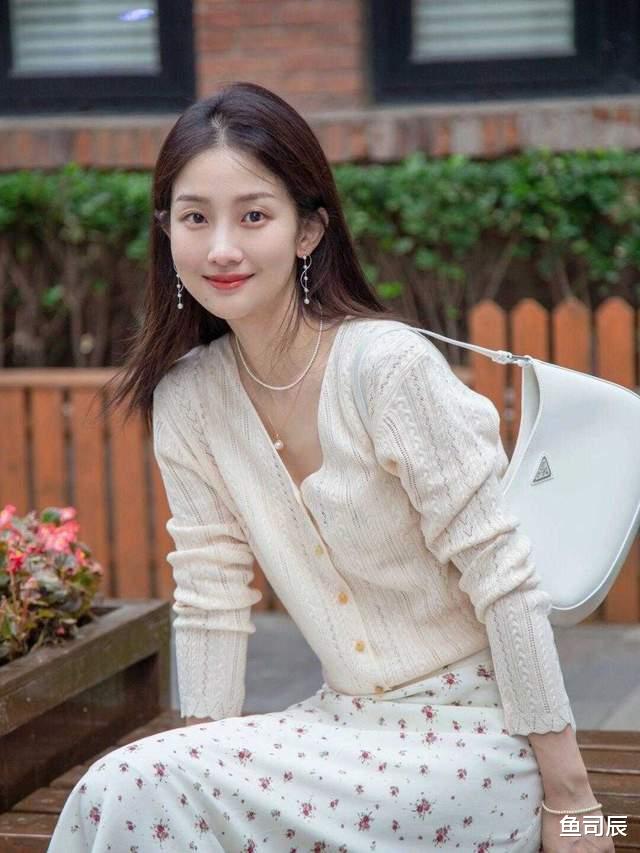鱼司辰|秋天的正确打开方式，针织衫搭配裙子，温柔到骨子里了，优雅洋气