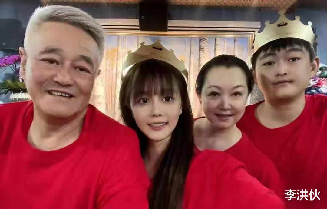 赵本山|赵本山携爱女与爱徒齐聚一堂，合照透露超大信息量，红了的都没来