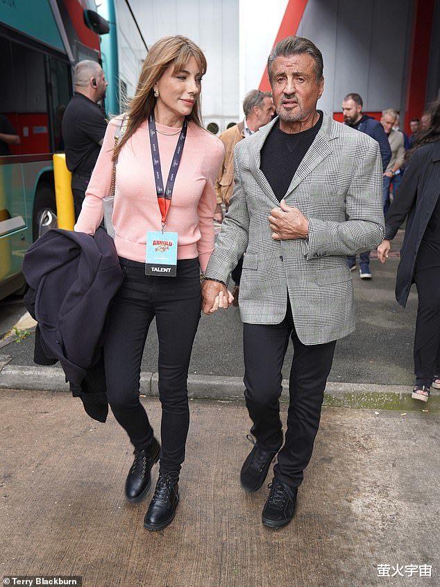 电影|75岁史泰龙和63岁龙格尔重聚，欢乐多，硬汉们都有“小娇妻”