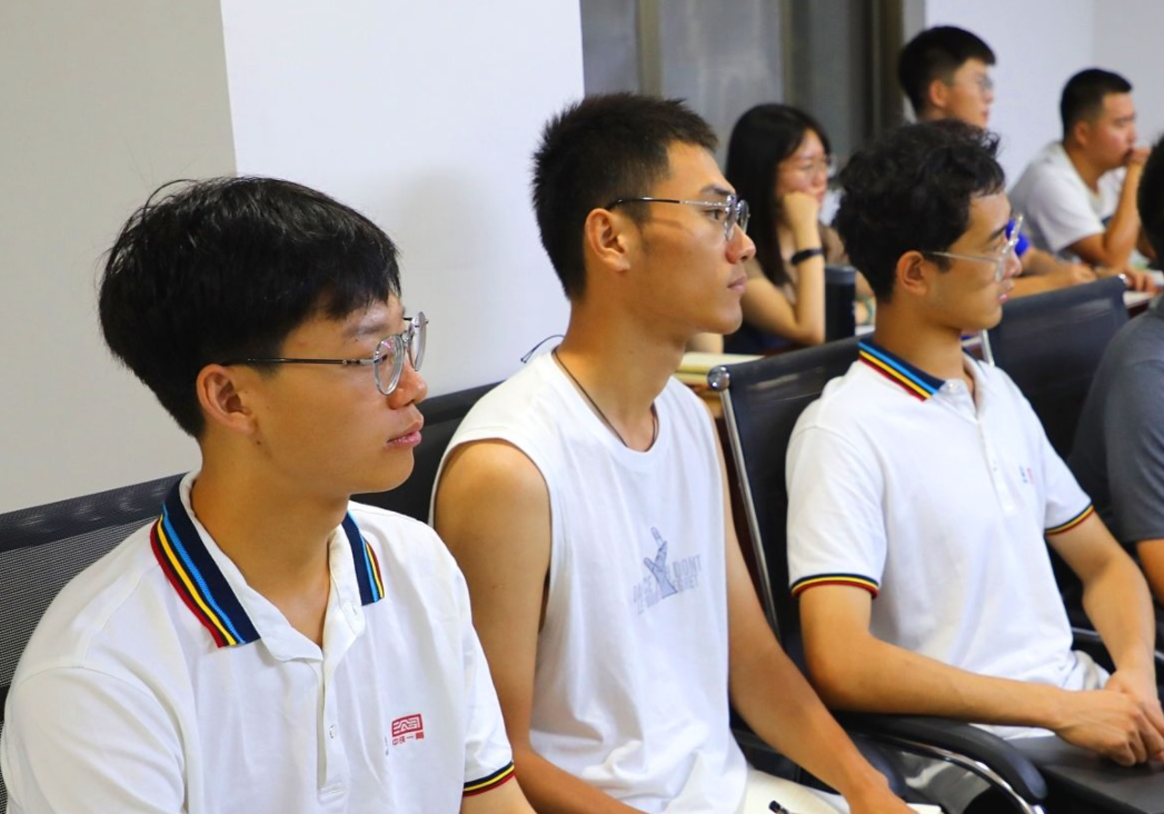 招聘|铁路集团公开招聘，面试通过即可上岗，简直是大专生的“春天”